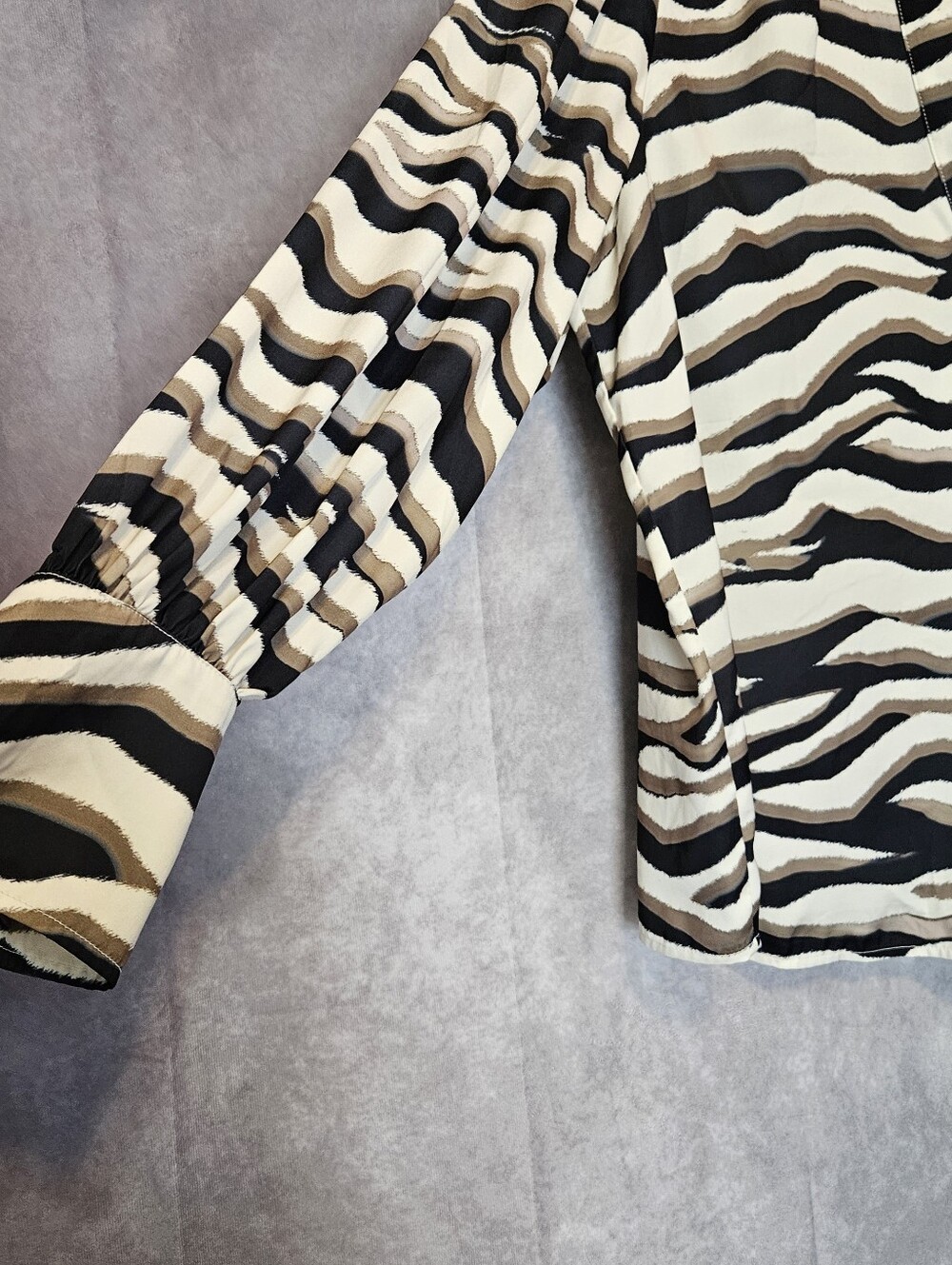 Banana Republic Animal Print Blouse Shirt Top XL Long Flare Sleeve V Neck - Picture 3 of 10
